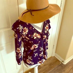 Daisy May- sz L super cute spandex/poly top